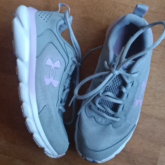 Under Armour Shoes - Picture 1 of 8